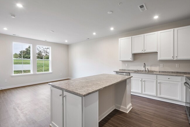 Building Photo - Spacious 3 Bed / 2.5 Bath Townhome Availab...