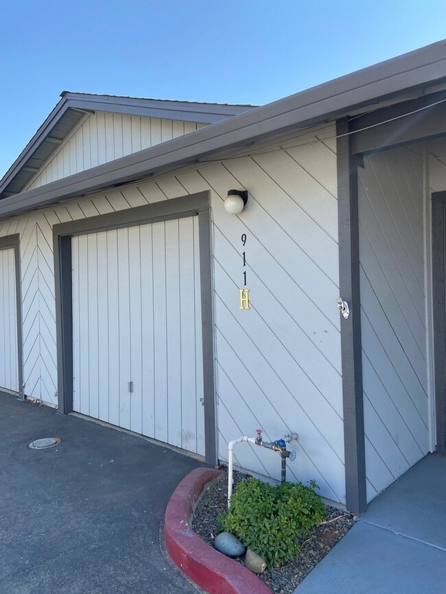 Building Photo - Charming duplex in Folsom!