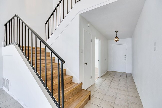 Building Photo - PAY NO SECURITY DEPOSIT! Beautiful Spaciou...