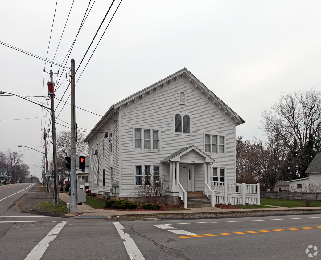 Building Photo - 1703 Lake Rd