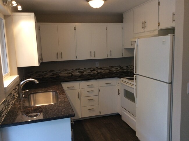 Building Photo - 7201 48th Dr NE