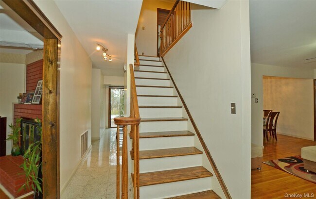 Foto del edificio - 327 Town Line Rd