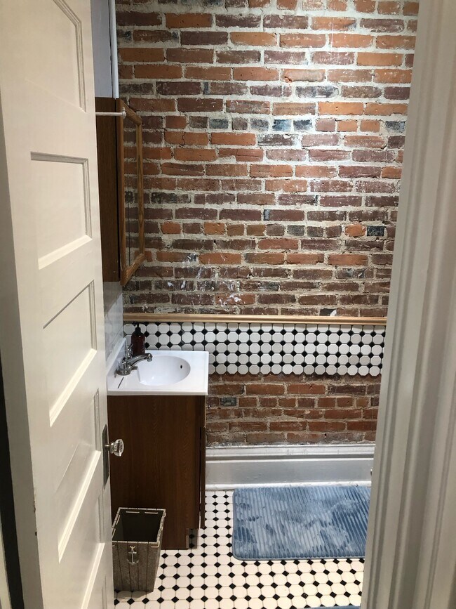 Baño - 104 7th St
