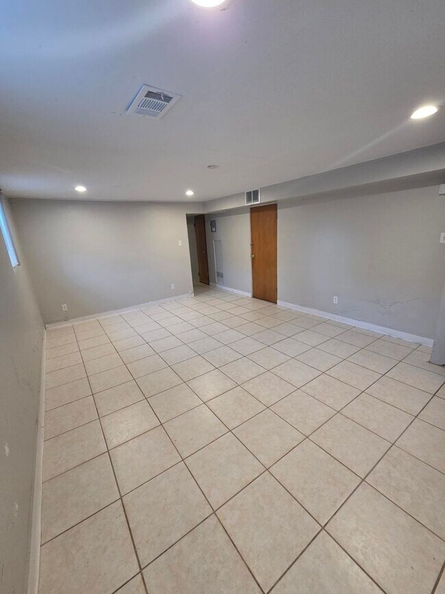Building Photo - Super Spacious & Updated 1-Bed, 1-Bath Apa...
