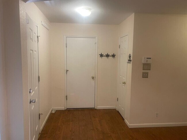 Building Photo - 722 Annika Way