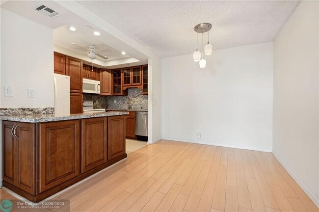 Building Photo - 130 Cypress Club Dr