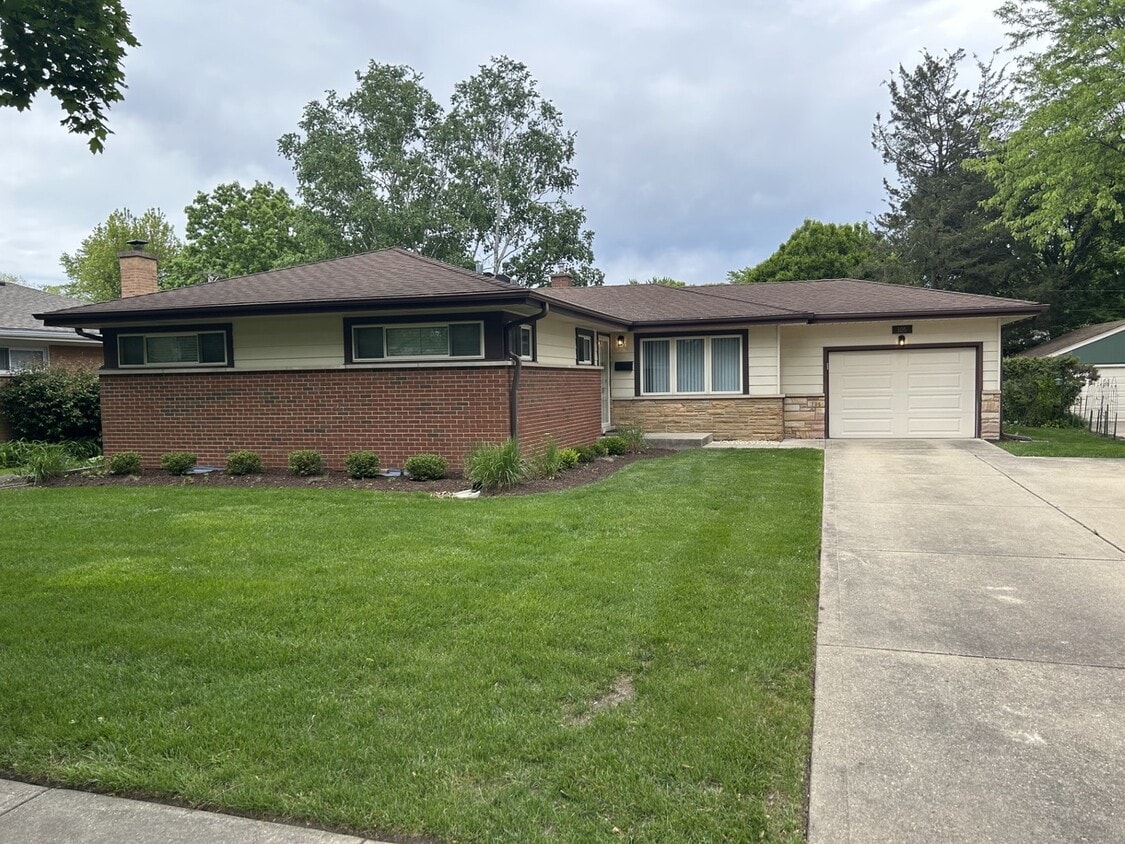 Primary Photo - 105 N Phelps Ave