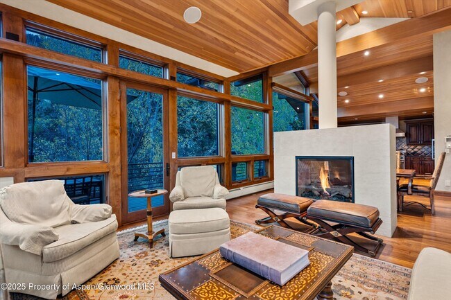 Building Photo - 315 S 1st St