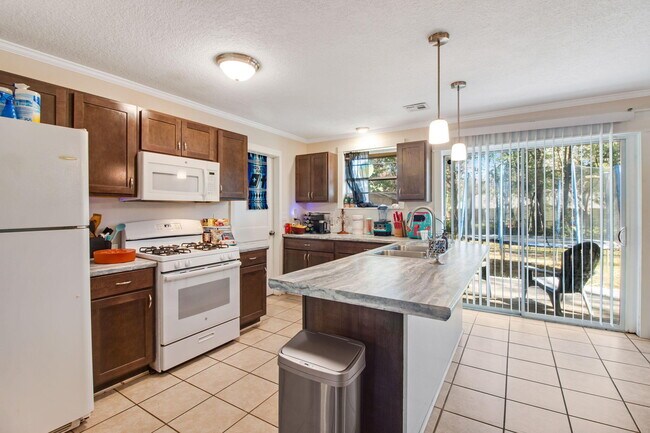 Foto del edificio - 876 E Walnut Ave