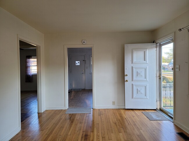 Building Photo - 9261 Marlow Ave