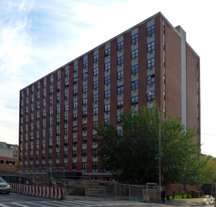 Frente del edificio - Metro North Court