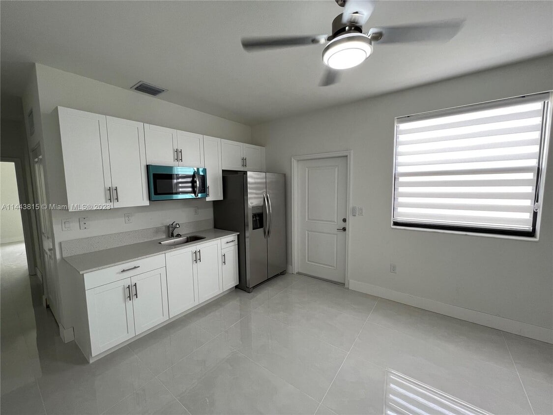 11932 SW 244 Ln Unit side, Princeton, FL 33032 - Room for Rent in ...