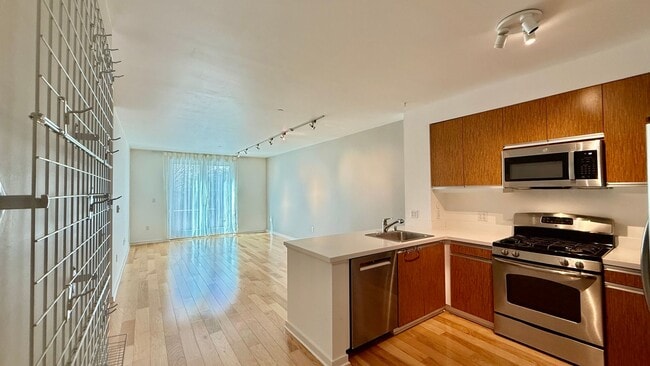 Building Photo - 1BR + Den / 1BA with Private Patio + Parking!