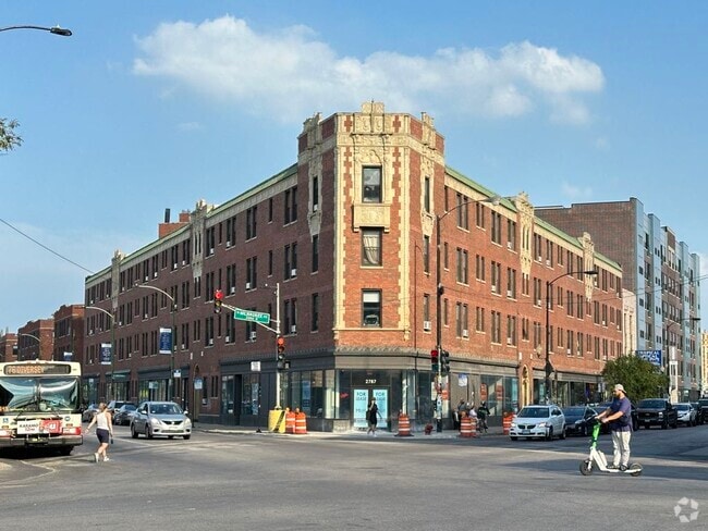 Building Photo - 3335 W Diversey Ave