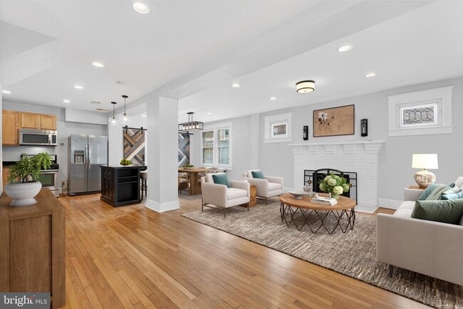 Foto del edificio - 7903 Woodbury Dr