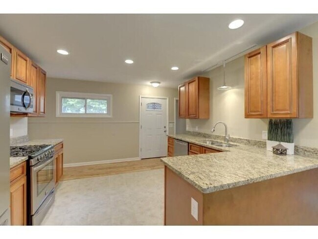 Building Photo - Rare crystal home for lease, 3 beds 2 baths, updates through-out!