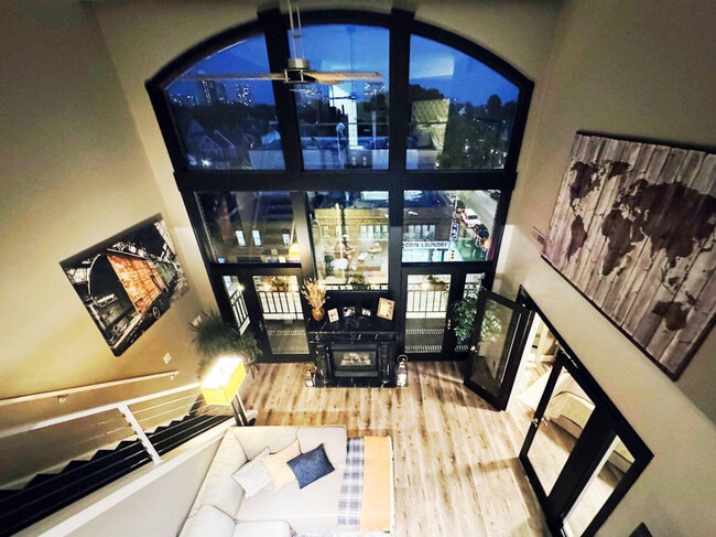 Building Photo - 1515 N Van Buren St