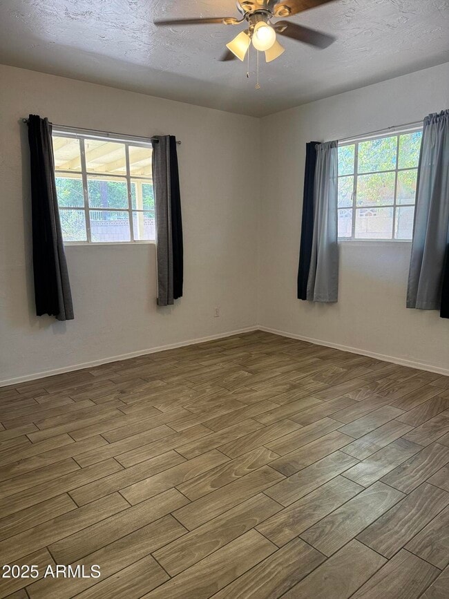 Foto del edificio - 1321 E Hall St