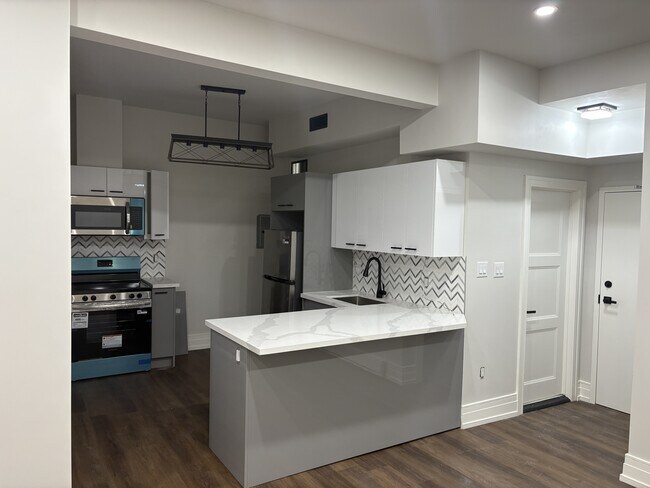 Building Photo - 52-52 Charlton Ave W