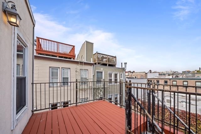 Building Photo - 352 7th St
