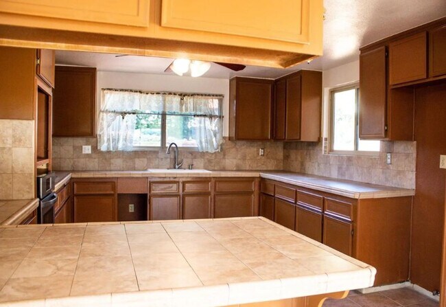 Building Photo - 1317 Ridgeview Way