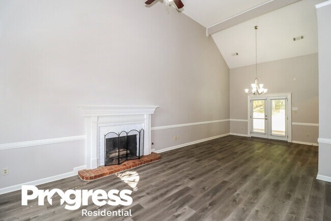 Building Photo - 2418 Lake Edge Dr