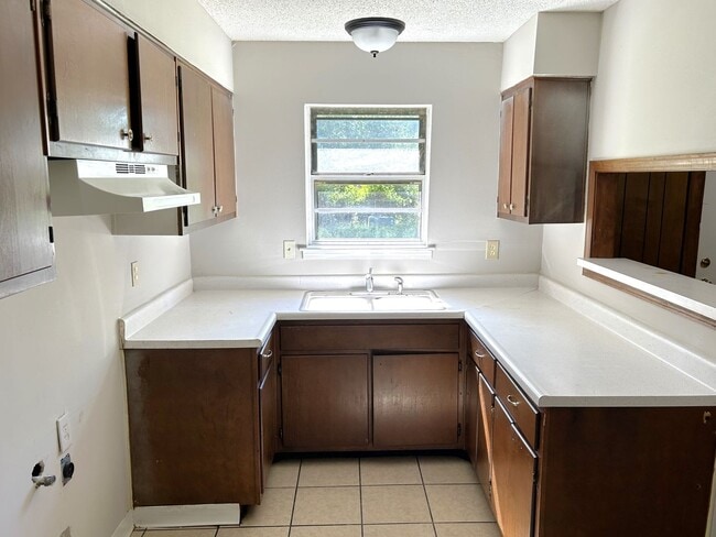 Building Photo - 2833 Briarwood Dr