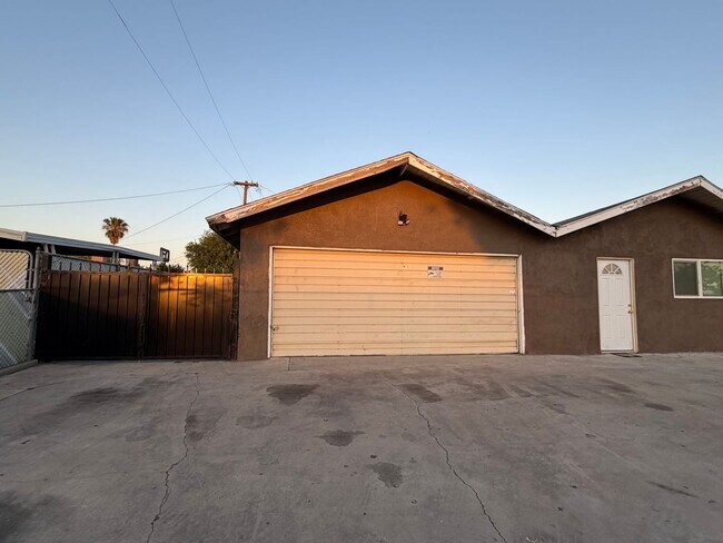 Foto del edificio - Affordable 3 BD 2 BA house in SW Bakersfield on a corner lot