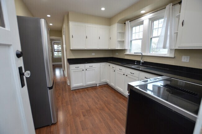 Foto del edificio - 3916 E Lake Shore Dr