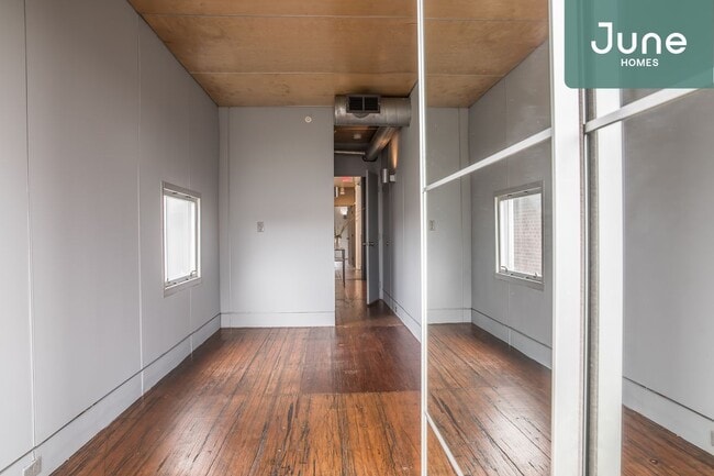 Building Photo - Full room in 6-bed/6.0-bath Home