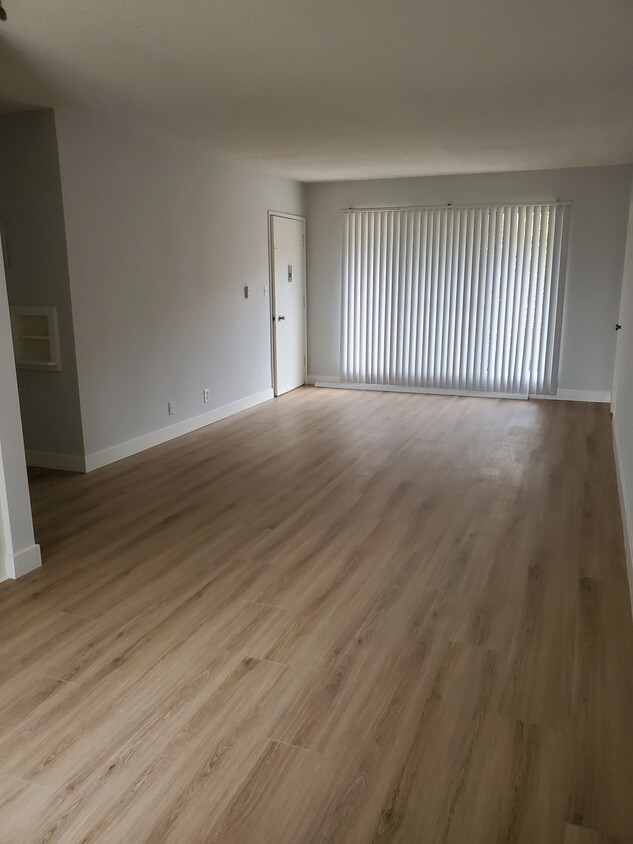 Primary Photo - 5029 Elmwood Ave