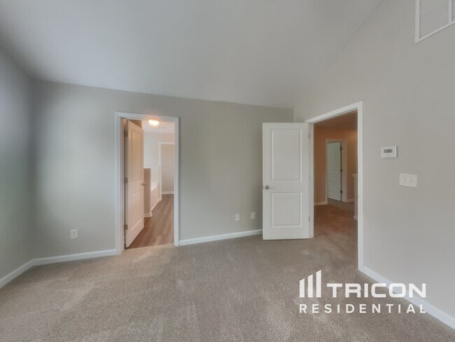 Building Photo - 325 Nutwood Trce