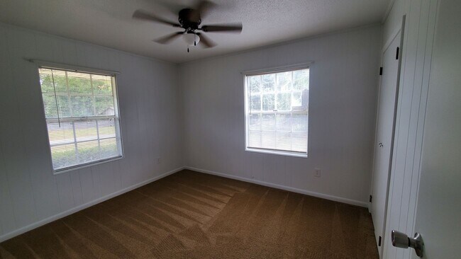 Foto del edificio - Welcome to this charming 3-bedroom, 1.5-ba...