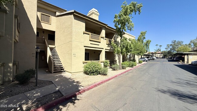 Building Photo - 1880 E Morten Ave