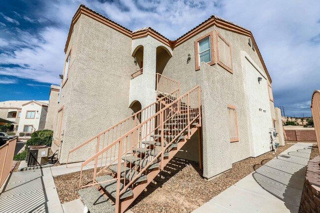 Building Photo - Upstairs condo Russell & Mountain Vista