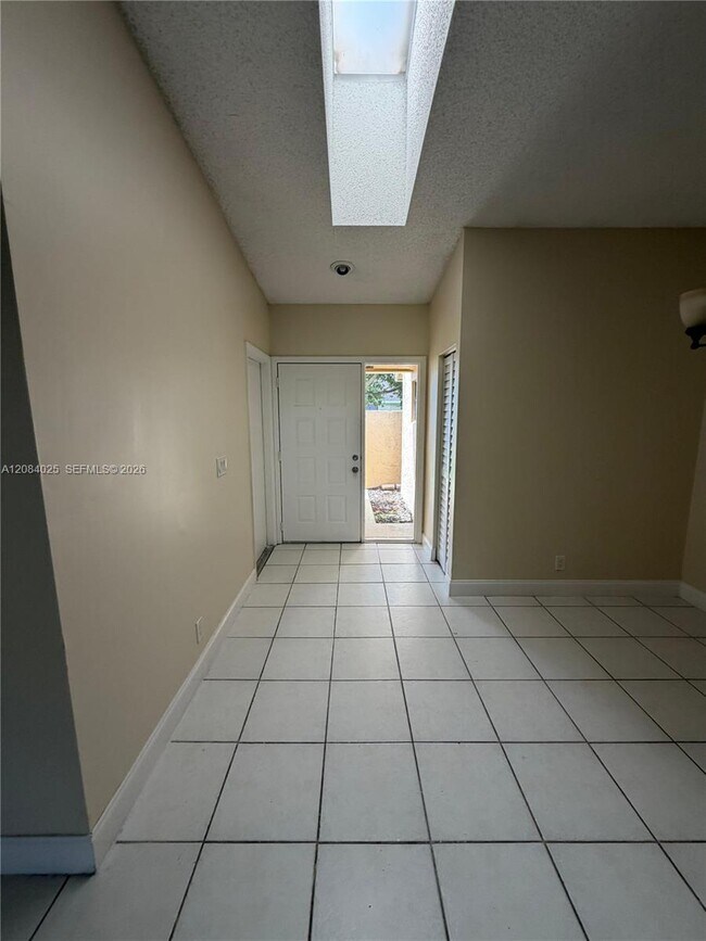 Foto del edificio - 10857 NW 32nd Pl