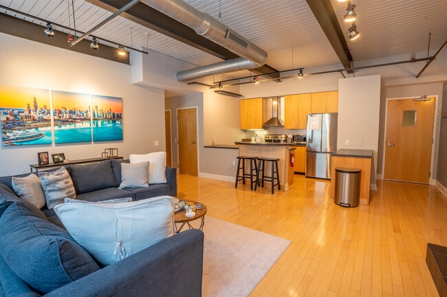 Building Photo - 75 Maple St