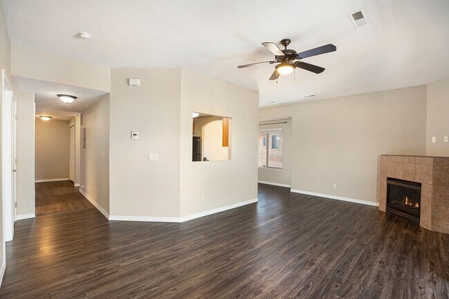 Building Photo - 2 bedroom Townhome near Bear Creek Park