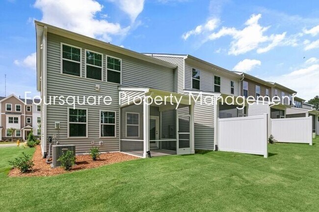 Foto del edificio - Coming Soon; July 27, 2026 : End unit ToSpacious End-Unit Townhome with 2nd Floor Loft, Screened-...