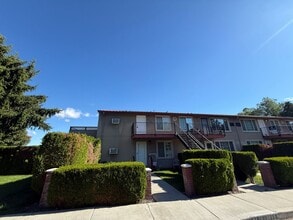 Building Photo - 526 S 40th Ave