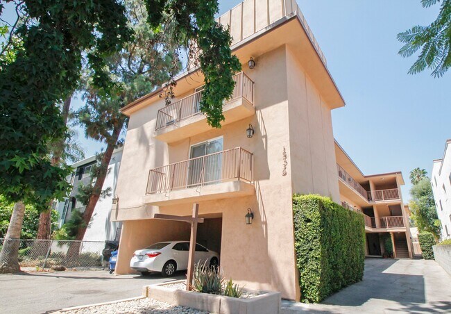 Foto del edificio - 15339 Weddington St