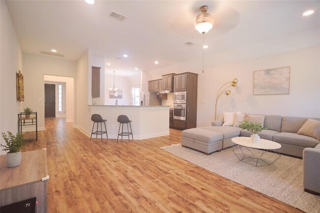 Building Photo - 2301 Yaupon Range Dr
