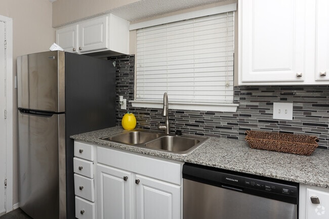 1 habitación, 1 baño - 675 pies cuadrados - Cocina - Creekside Village Apartments