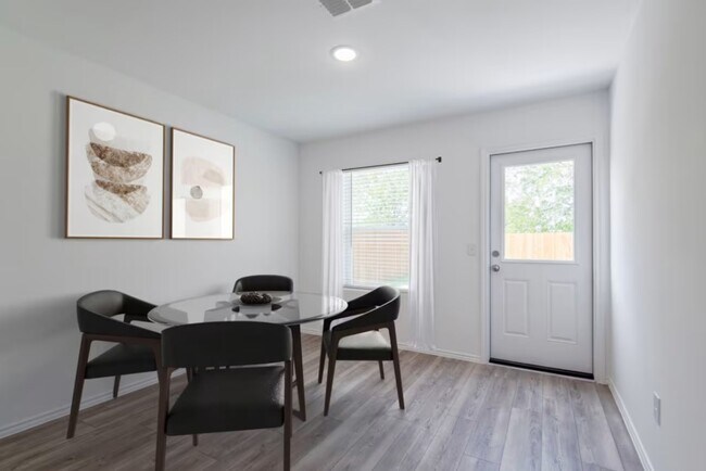 Foto del edificio - 808 Lake Fletcher Rd