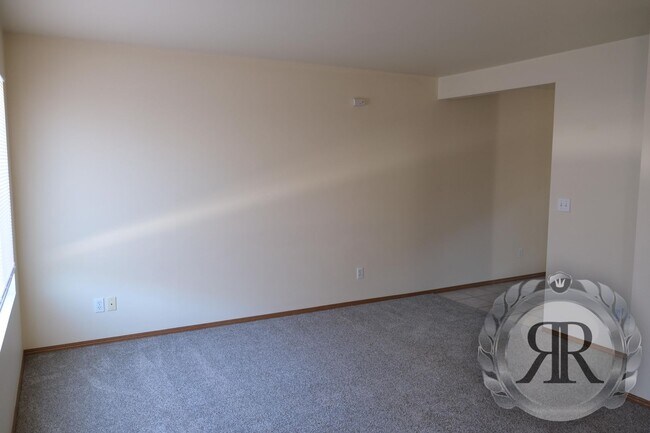Building Photo - 2 Bedroom, 1 1/2 Bath Townhouse