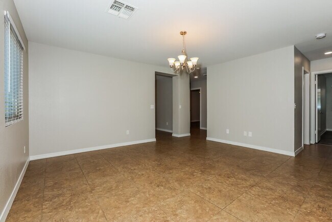 Foto del edificio - 5336 E Flower Ave