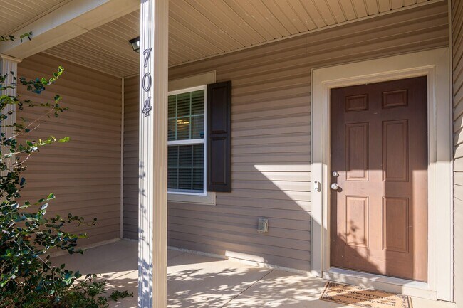 Foto del edificio - 704 Red Cedar Ct