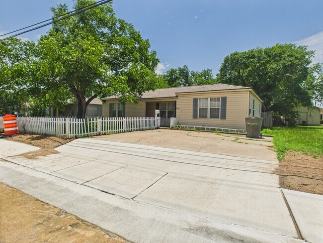 Building Photo - 2702 Cavitt Ave