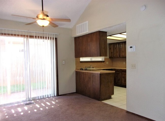 Building Photo - 2 Bed 2.5 Bath 2 Car Garage