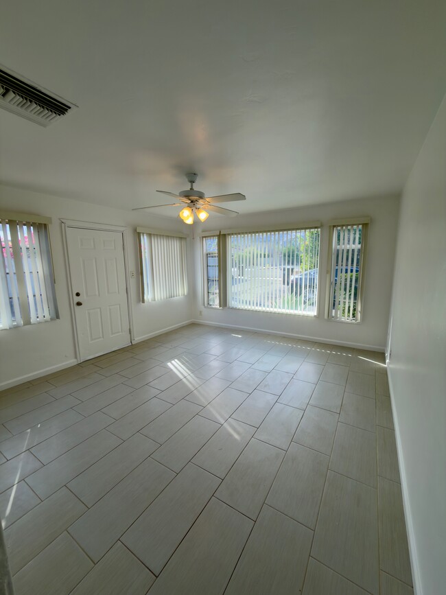 Foto del edificio - 967 E Camino Parocela